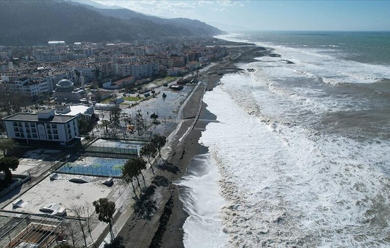 Fırtına nedeniyle Karadeniz’de oluşan dev dalgalar sahil şeridine zarar verdi