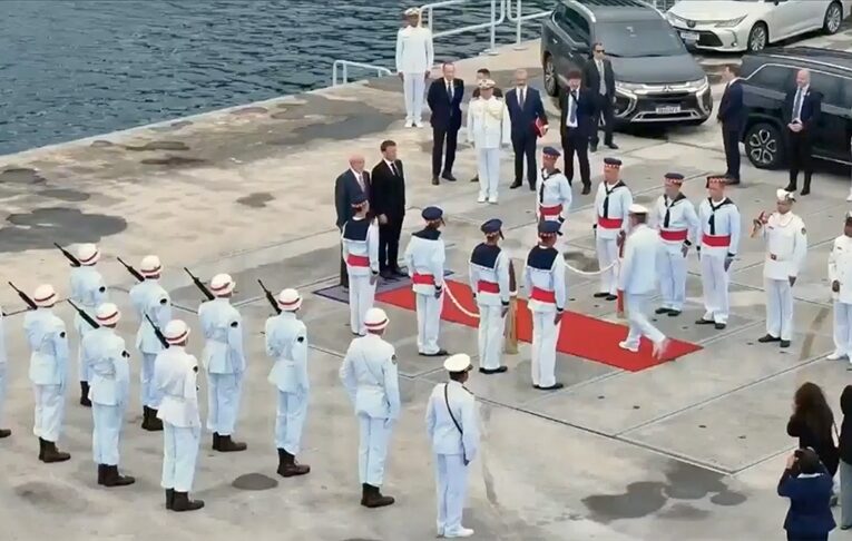 Fransa Cumhurbaşkanı Macron, Brezilya ziyaretinde Itagua Deniz Üssü’ndeki törene katıldı