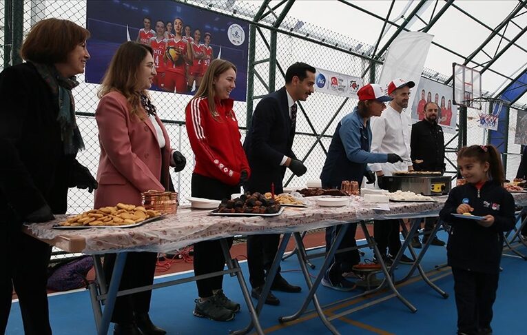 Fransa’nın Ankara Büyükelçisi Dumont, İslahiye’de depremzede evlatları görüşme etti