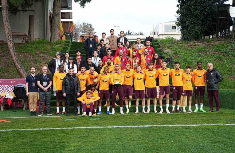 Galatasaray Fan Token sahibi taraftarlar, Florya’da futbolcularla bir araya geldi