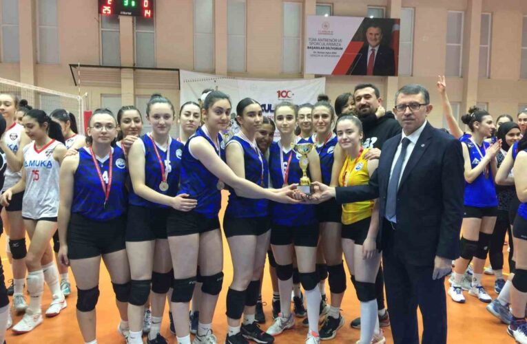 Genç KızlarVoleybol Şampiyonası’nda kupalar sahibini buldu