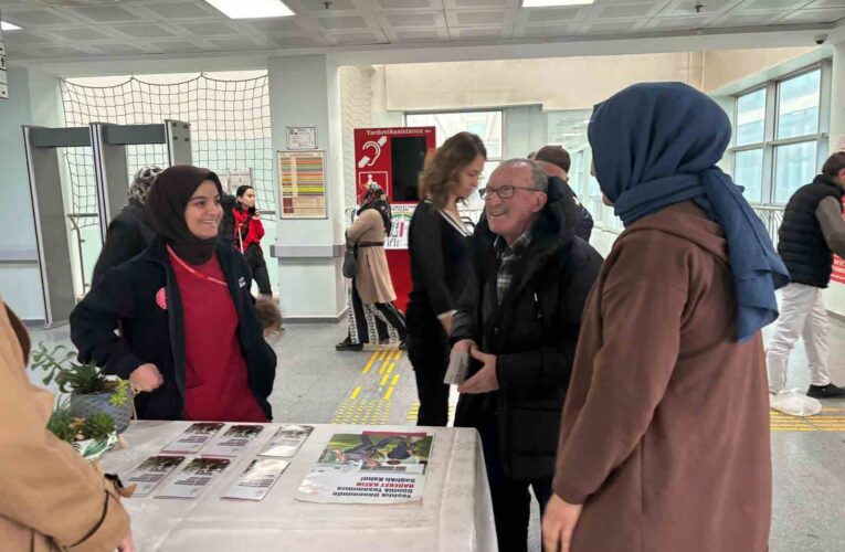 Geriontologlar bilgilendirme standı açtı