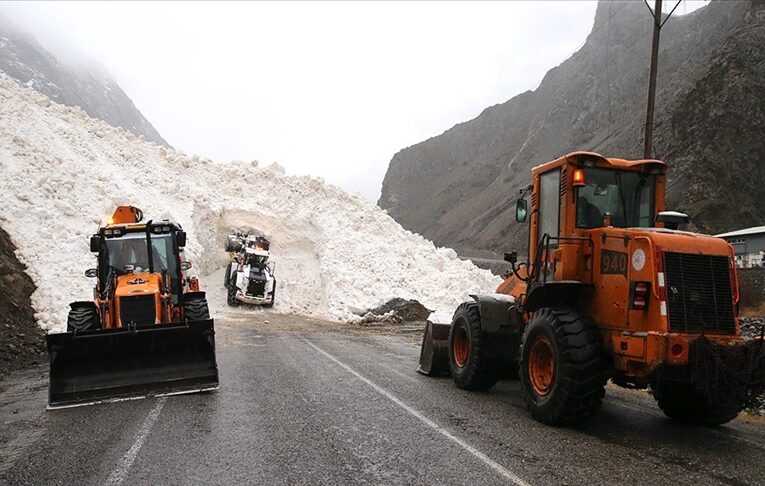 Hakkari-Çukurca kara yolu çığ nedeniyle kapandı