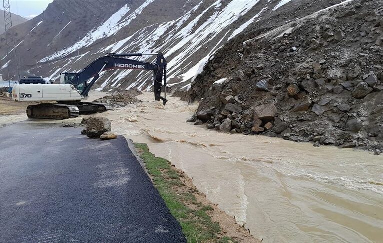 Hakkari’de etkili olan karla karışık yağmur, heyelan ve taşkınlara yol açtı