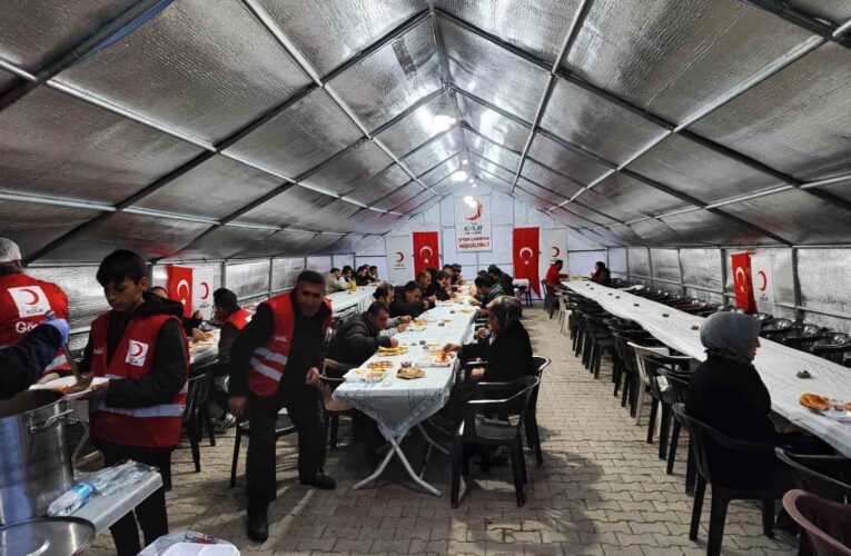 Hakkari’de iftar çadırı kuruldu