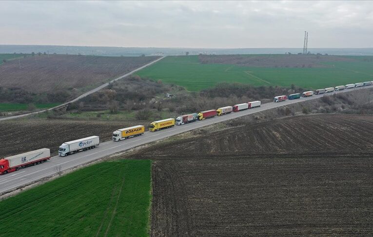 Hamzabeyli’de 17 kilometrelik tır kuyruğu oluştu