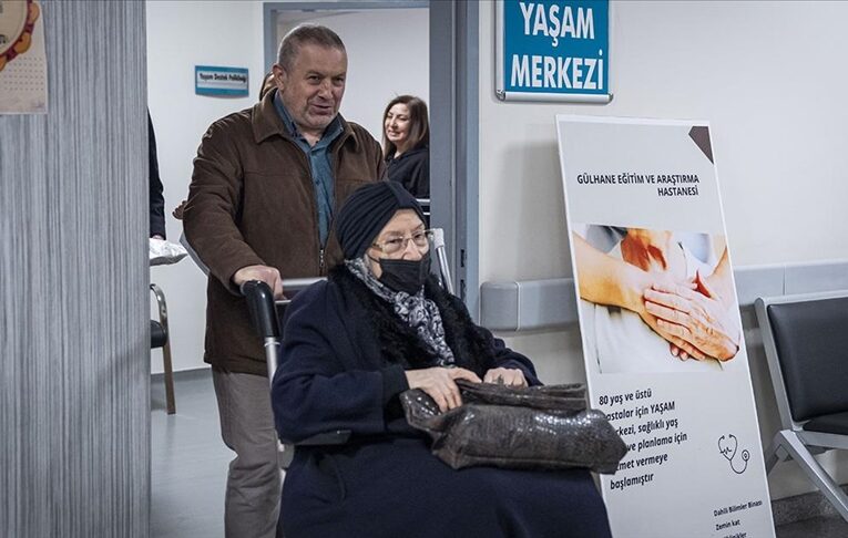 Hastanelerde hizmet veren “YAŞAM”lar ile 80 yaş ve üstü emin ellerde