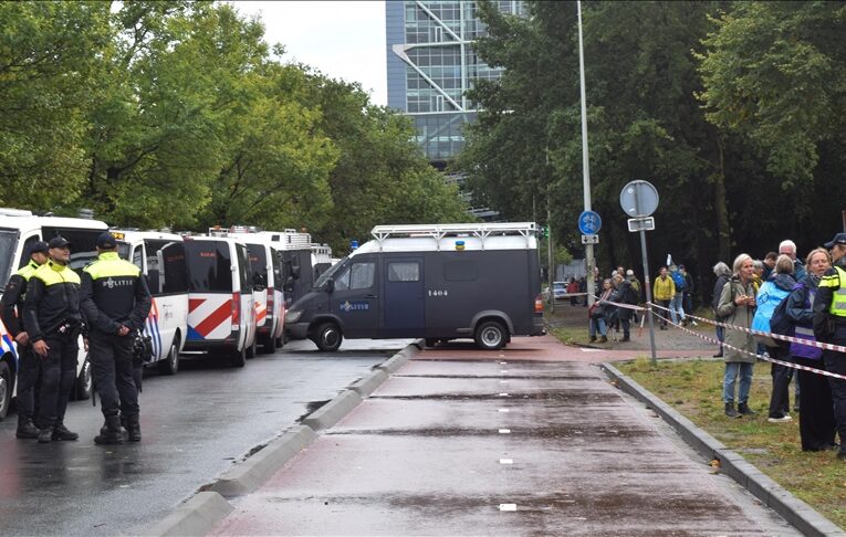 Hollanda’nın Ede şehrinde bir kafedekiler rehin alındı