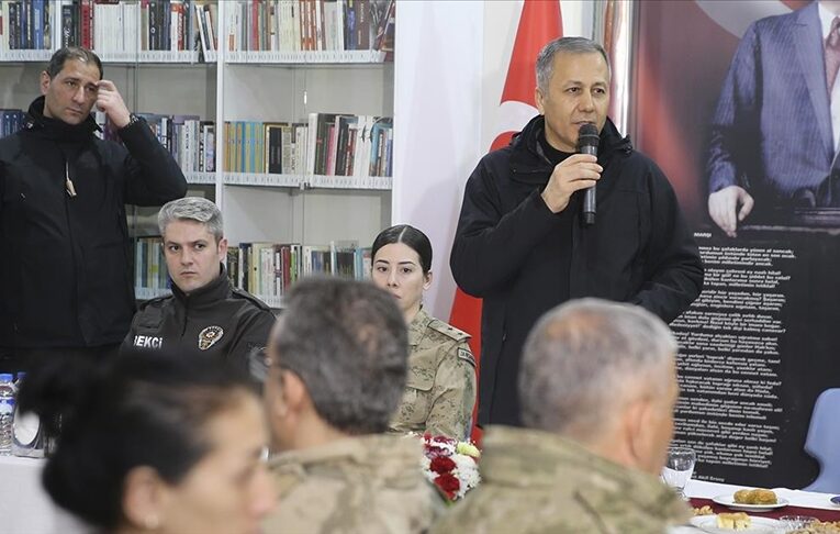 İçişleri Bakanı Yerlikaya, Hakkari’de güvenlik güçleriyle bir araya geldi