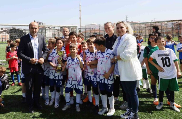 İlkokul Futbol Şenliği’nde kupalar sahiplerini buldu