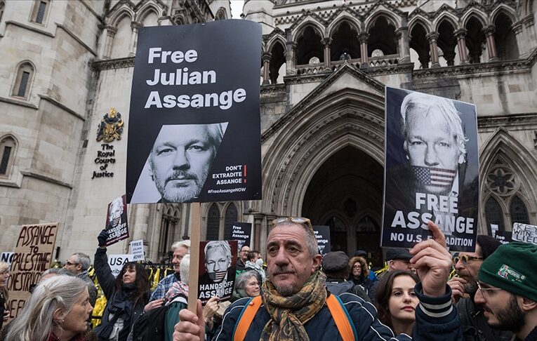 İngiltere’de Yüksek Mahkeme, Julian Assange’ın ABD’ye hemen iade edilemeyeceğine hükm