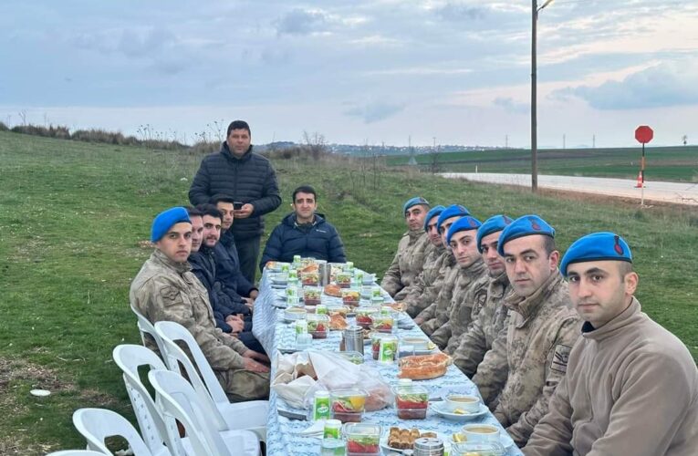 İpsala Kaymakamı, Mehmetçikle iftar yaptı