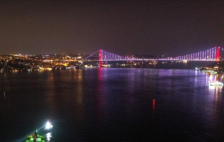 İstanbul Boğazı gemi trafiği güney-kuzey yönlü açıldı