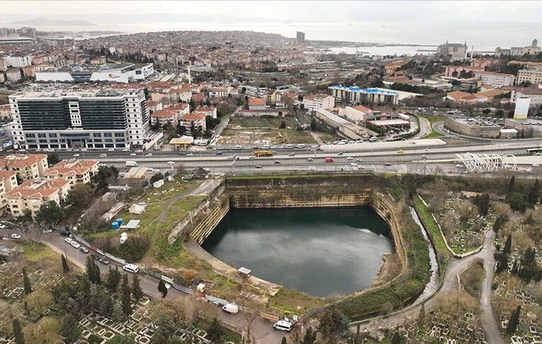 İstanbul’da su dolan inşaat temeli Google, Apple ve Yandex haritalarında göl olarak tanımlandı