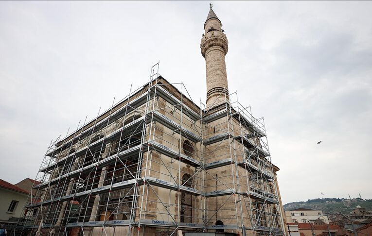 İzmir depreminde hasar gören asırlık cami restore ediliyor