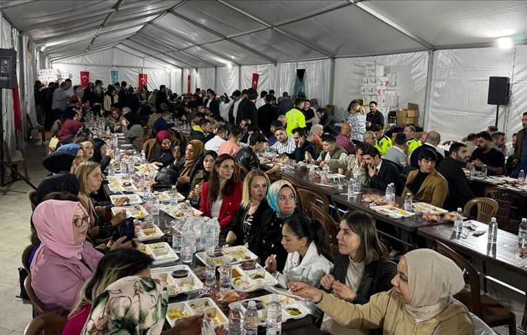 İzmir’de TÜGVA “aile iftarı” düzenledi