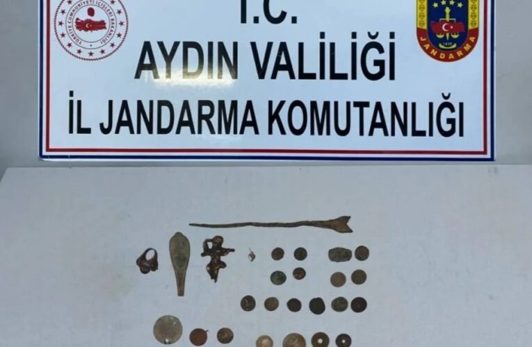 Jandarma ekipler bulunan tarihi eserleri müzeye teslim etti