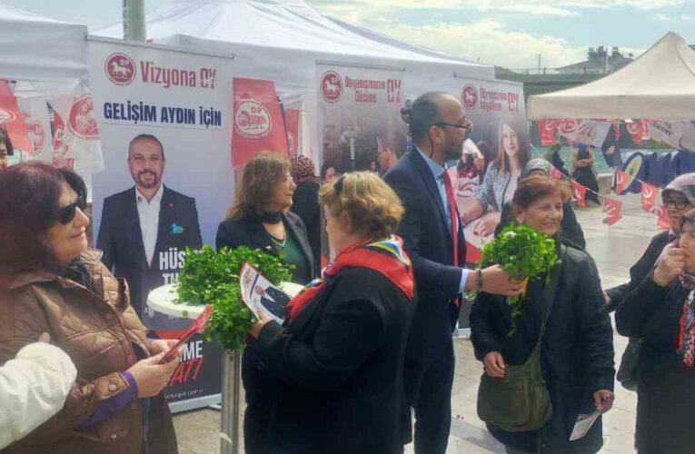 Kadınların gününü maydanoz dağıtarak kutladı