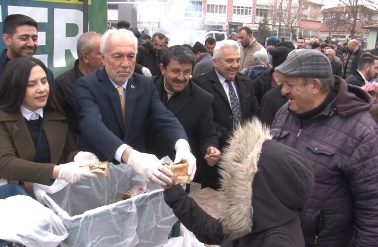 Kamil Saraçoğlu’ndan binlerce vatandaşa balık-ekmek ikramı