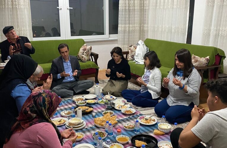 Kaymakam Topsakaloğlu, iftarda vatandaşların evine konuk oluyor