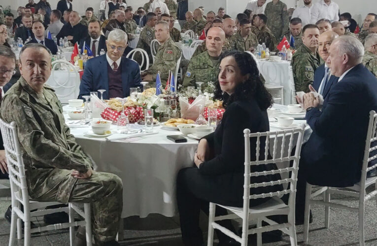 Kosova Cumhurbaşkanı Osmani, Mehmetçiğin iftar yemeğine katıldı