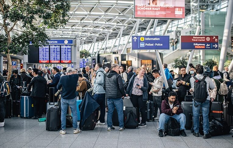 Lufthansa, kabin personeli grevi nedeniyle 1000 uçuşun iptal edileceğini öngörüyor