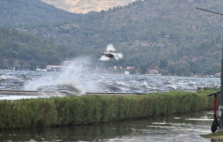 Meteorolojiden batı kesimleri için fırtına uyarısı