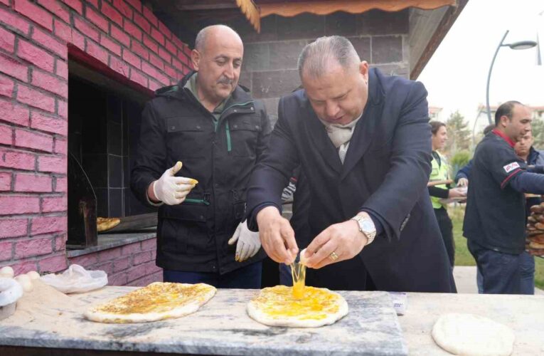 MHP’li başkan ve milletvekili, elleriyle yaptıkları pideleri vatandaşlara dağıttı