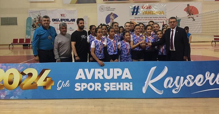 Midi Kızlarda Şampiyon Kayseri Voleybol Kulübü