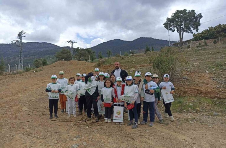 Minikler ’Orman Haftası’nı ağaç dikerek kutladı