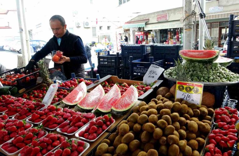 Muğla’da karpuz, çilek ve çağla pazar yerindeki tezgahlarda yerini aldı