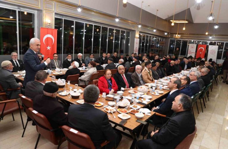 Muş’ta yaşlılar iftarda buluştu