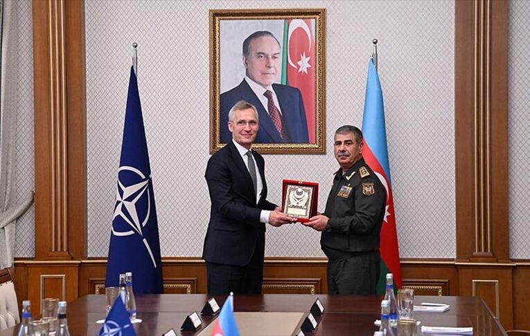 NATO Genel Sekreteri Stoltenberg, Azerbaycan Savunma Bakanı Hasanov ile görüştü