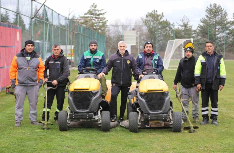 Odunpazarı Belediyesi tarafından Eskişehirspor tesislerindeki sahanın çimleri biçildi