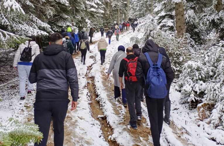 Öğrenciler, yaylaları kar yürüyüşü ile keşfetti