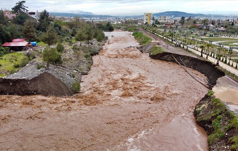 Osmaniye’de Karaçay Deresi’nin kenarındaki toprak yol çöktü