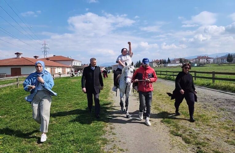 Özel bireyler ata binmenin heyecanını yaşadı