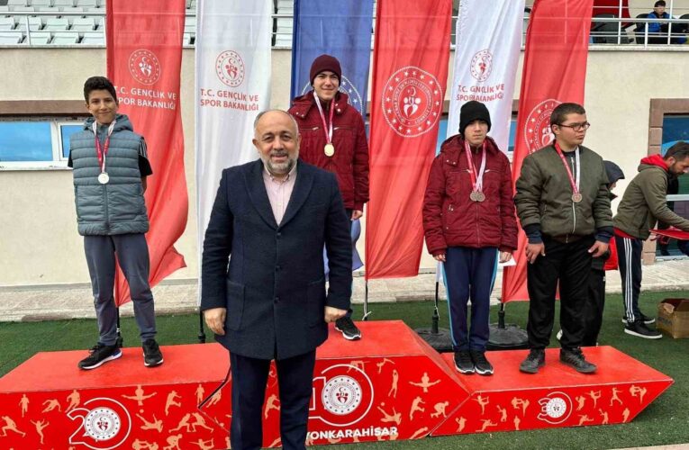 Özel sporcular atletizm müsabakalarında madalyalar sahiplerini buldu