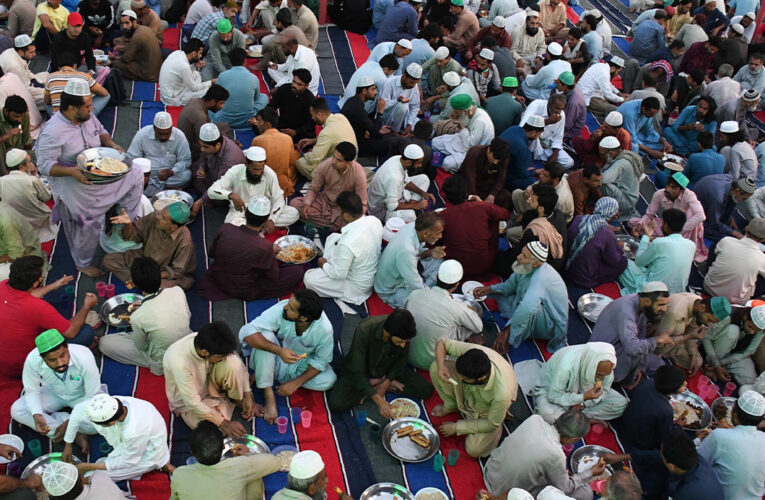 Pakistan’da ilk iftar yapıldı