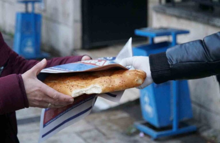 Pamukkale Adayı Ertemur iftar zamanı trafikte kalanlara Ramazan pidesi dağıttı