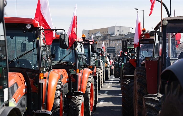 Polonya’da hükümet ile uzlaşan çiftçiler protestolarına son verdi