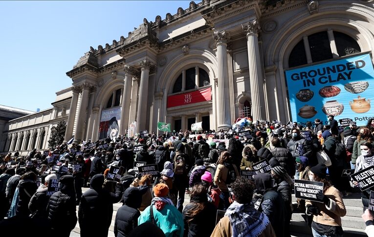 Protestocular, Gazze için New York’un ünlü Metropolitan Sanat Müzesi’nin merdivenlerini ka