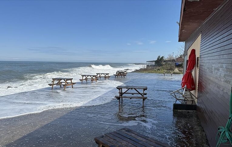 Rize’de dalgaların sürüklediği taşlar, park ve sosyal tesislere zarar verdi