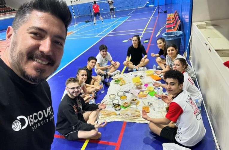 Şampiyonaya hazırlanan ’altın jenerasyon’ spor salonunda iftar yaptı