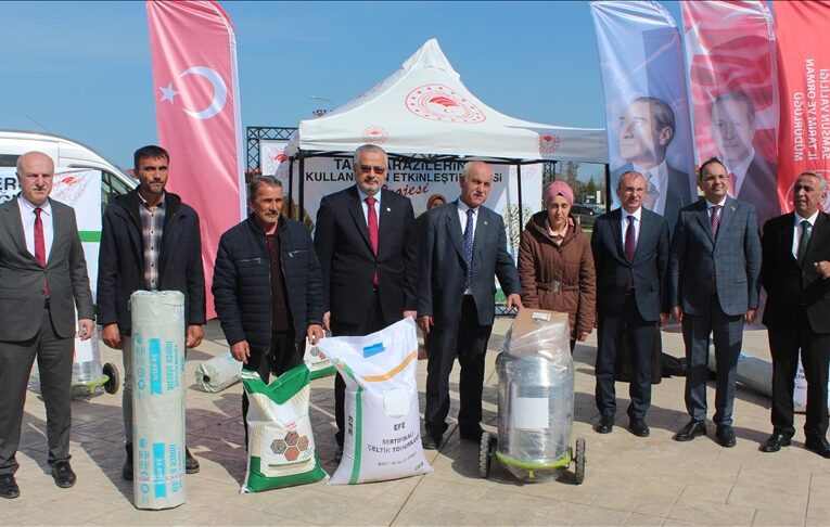 Samsun’da çiftçilere sera naylonu, tohum ve süt sağım makinesi dağıtıldı