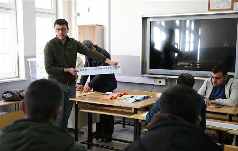 Sandıklar açıldı, oy sayımı başladı