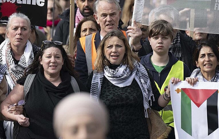 Şarkıcı Charlotte Church, Gazze’ye verdiği destek nedeniyle ailesinin tehdit edildiğini açıklad