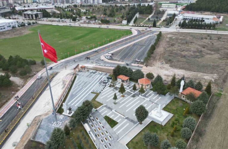 Şehitlik caddesi bayraklarla donatıldı