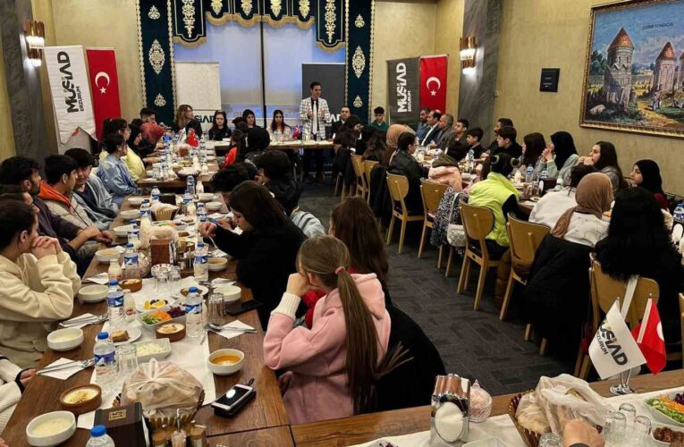 Sevgi evi çocuklarına iftar