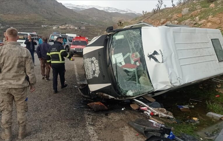 Siirt’te devrilen okul servisindeki 1 öğrenci öldü, 5’i öğrenci 6 kişi yaralandı